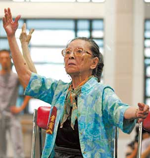 中国当代舞蹈艺术的先驱和奠基人之一戴爱莲女士逝世(历史上今天lssjt.com)