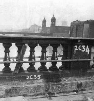 横跨泰晤士河的伦敦大桥被拆除（转自：历史上的今天。中国）