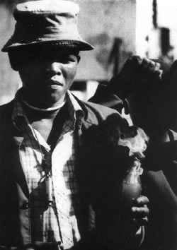 南非永久宪法生效,结束了300多年的种族隔离制度