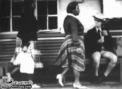 南非永久宪法生效,结束了300多年的种族隔离制度